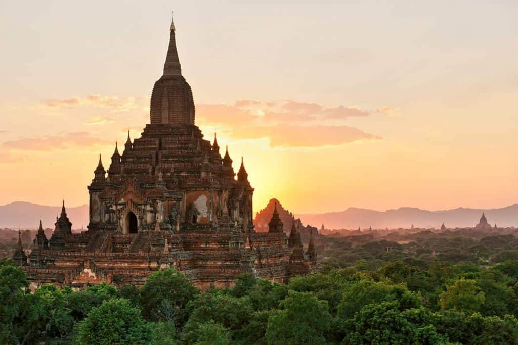 Ein Tempel in Bagan bei Sonnenuntergang