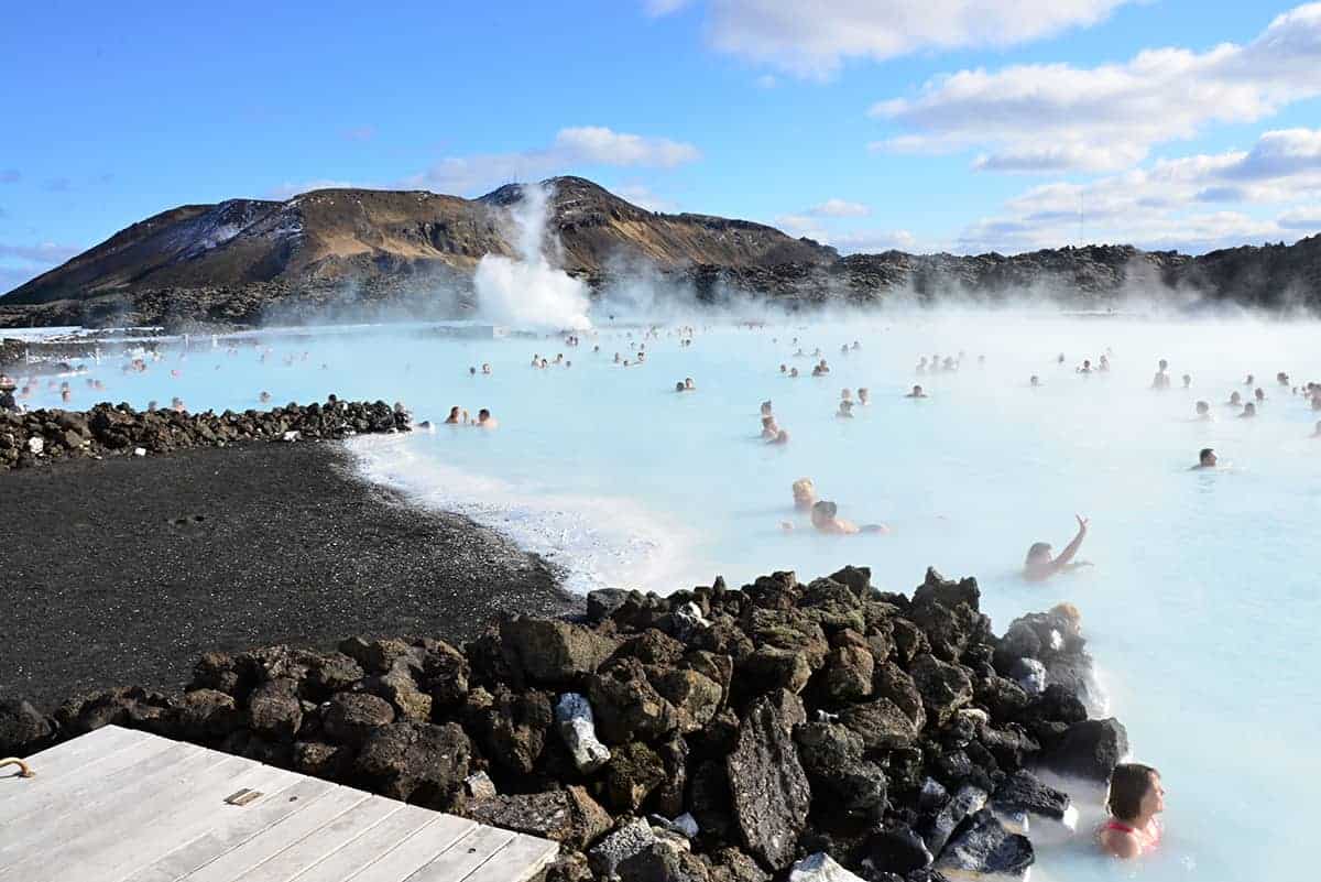 in einer blauen dampfenden Lagune in Island schwimmen Manschen