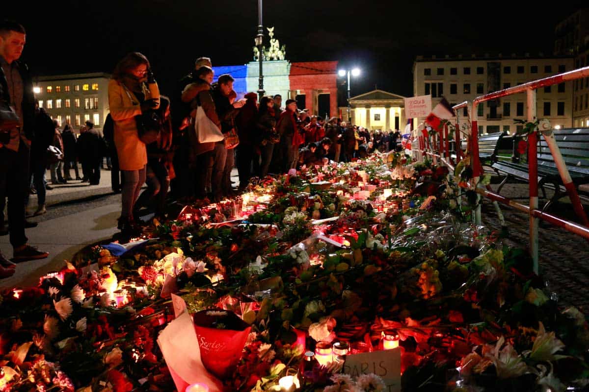 Menschen legen nach einem Terroranschlag Blumen nieder