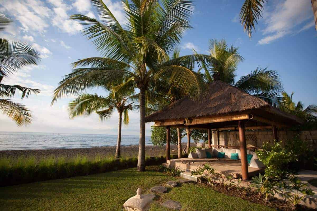 Eine balinesische Villa am Strand
