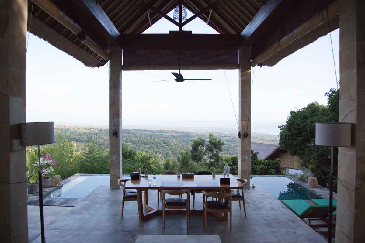 Der Ausblick über den Tisch, Pool und Regenwald vor einer Villa in Bali