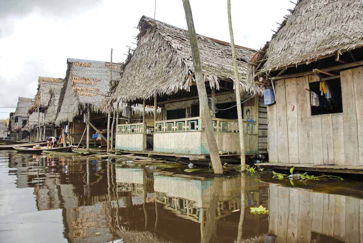 Häuder in Iquitos am Fluss.