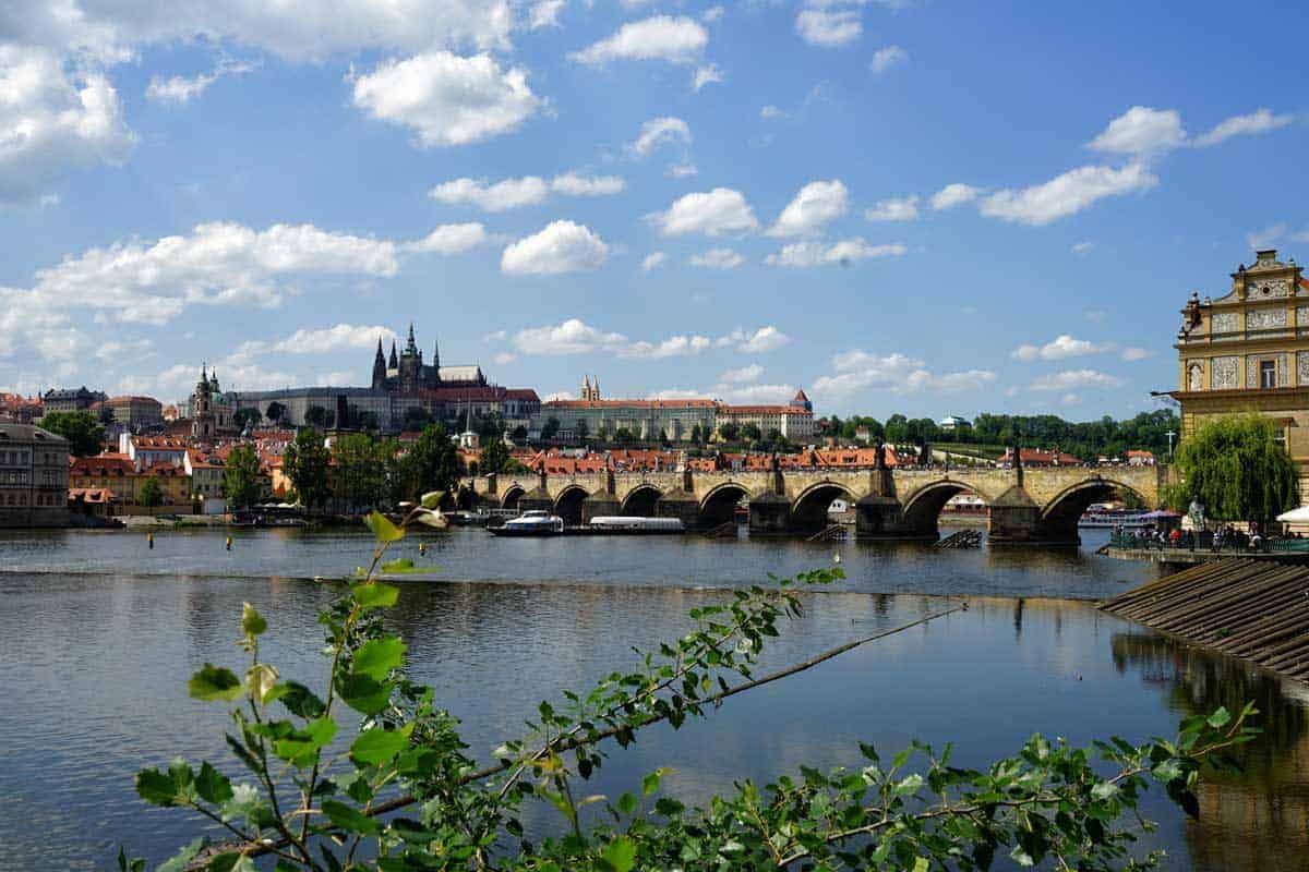 Die Karlsbrücke in Prag bei Sonnenschein