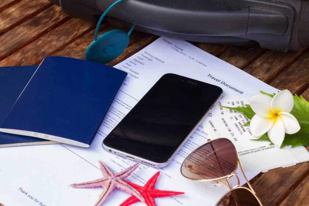 Reisedokumente und Sonnenbrille auf einem Tisch