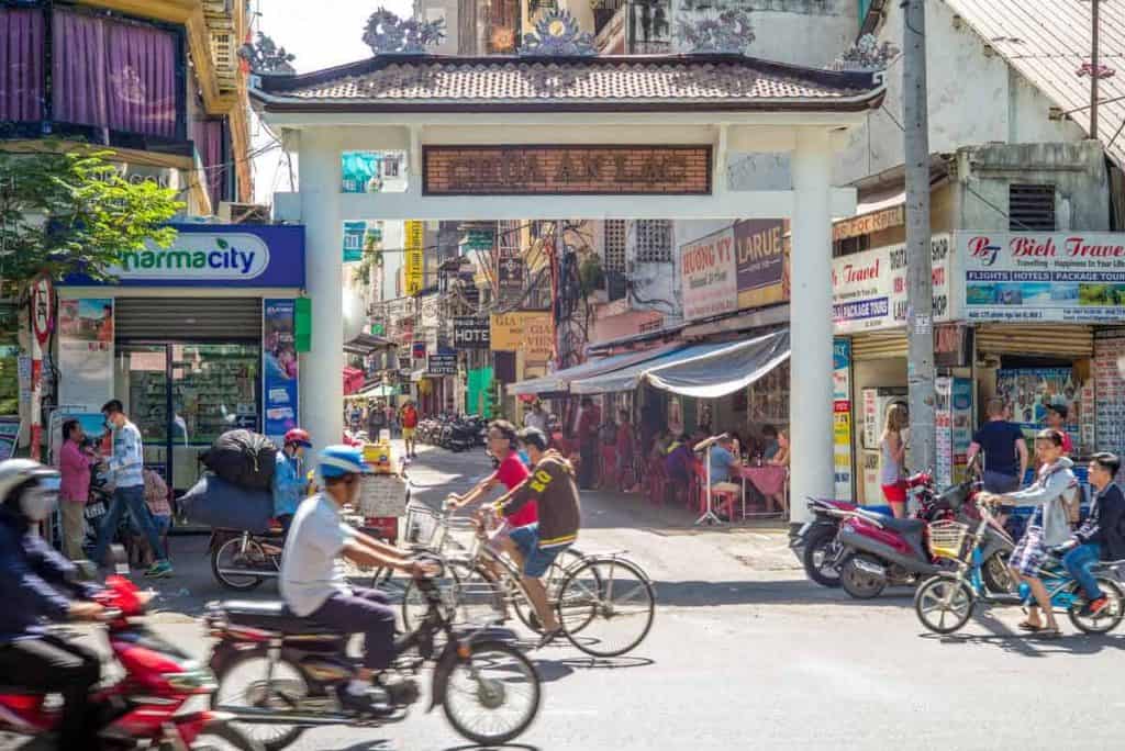Straßenszene aus Saigon. Menschen auf Fahrrädern und Rollern