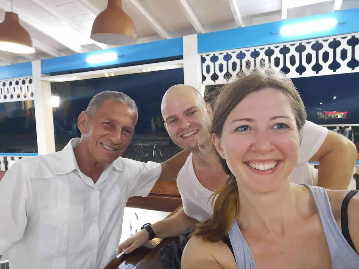 Bar in Varadero. Die Gäste und der Barkeeper machen ein Selfie