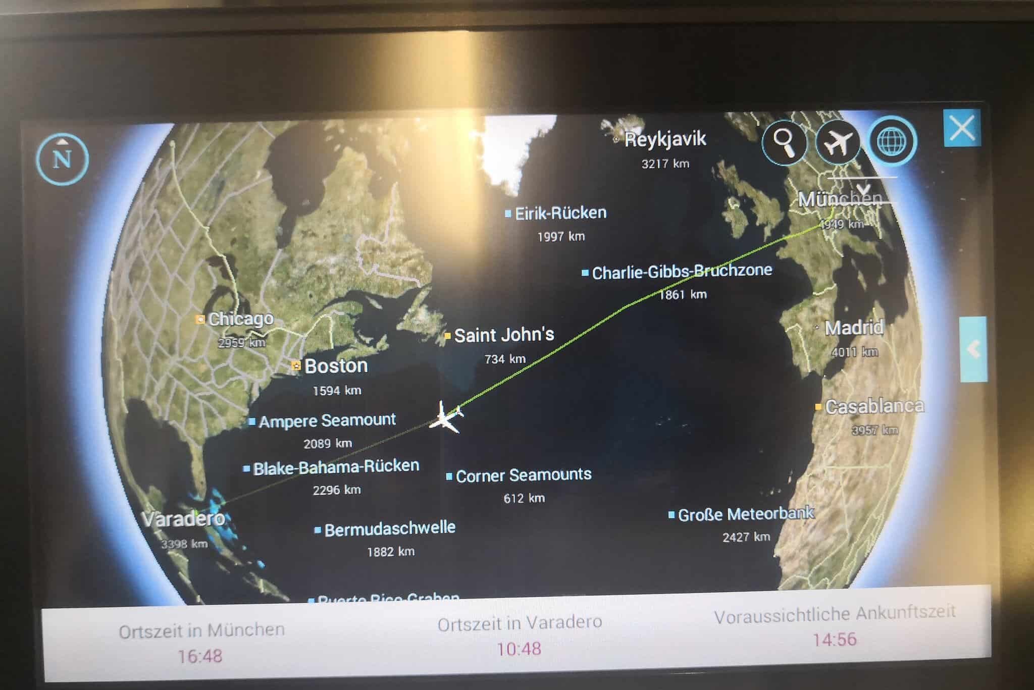 Karte zeigt im Bord Entertainment des Flugzeugs die Flugroute