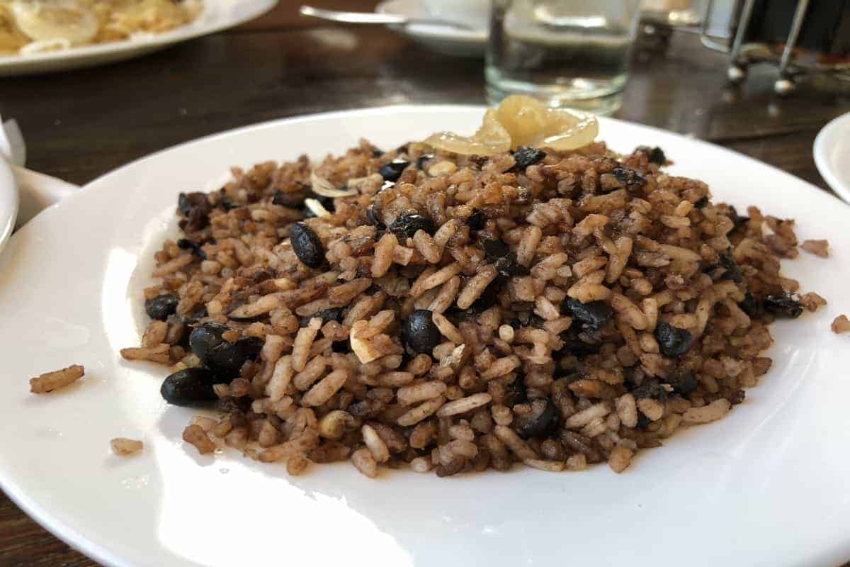 Reis mit Bohnen in Kuba