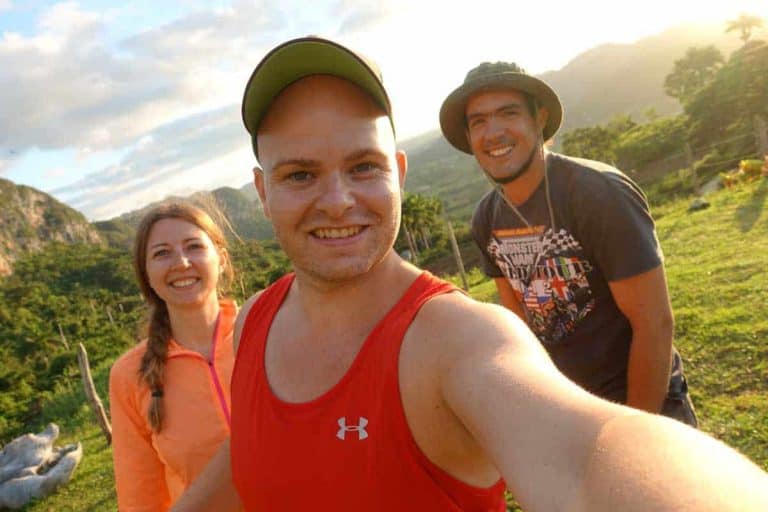 Reisende und ihr Guide in Vinales