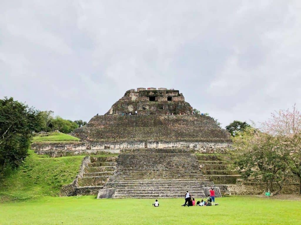 Große Treppe der Maya Ruinen Xunantunich