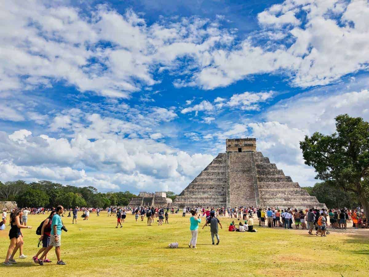 Chichen Itza Ruinen Menschenmengen mit Hauptpyramide