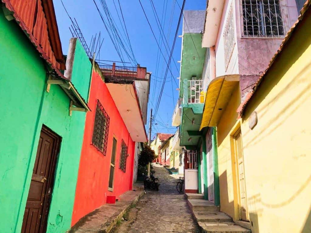 Straße mit bunten Häusern in Flores Guatemala