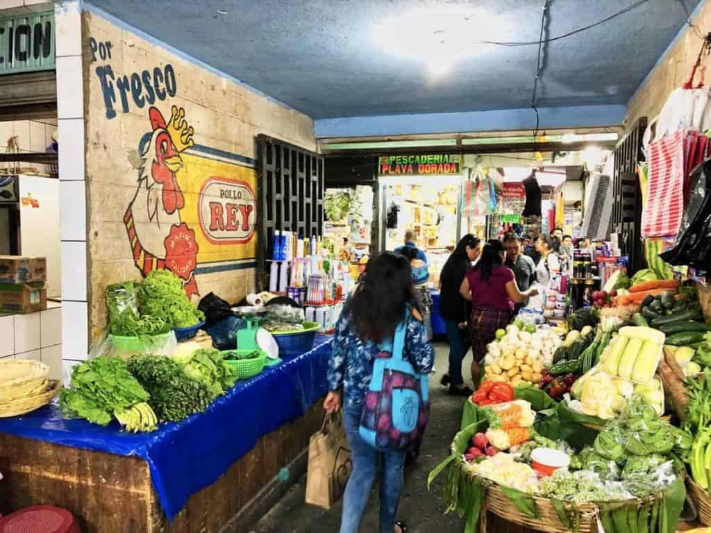 Der historische Markt der Stadt in dem in schmalen Gassen Bauern und Händler Produkte wie Gemüse verkaufen, ist ein wahrer Irrgarten