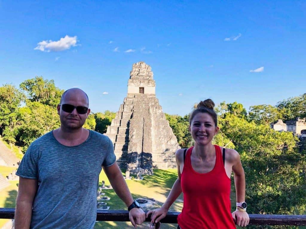 Max und Martina vor der Pyramide von Tikal