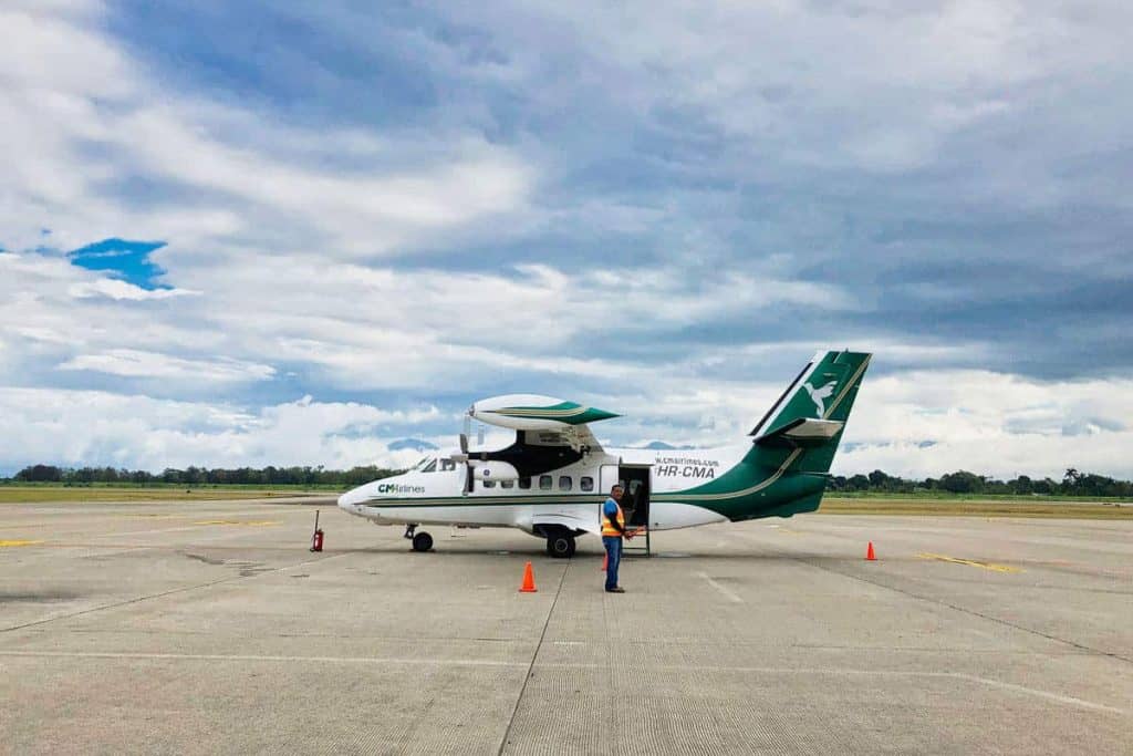 Dieses Mini Flugzeug in Honduras bringt und nach Utila