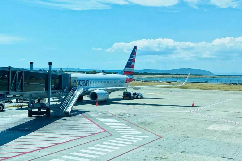 Flughafen mit Flugzeug von American Airlines