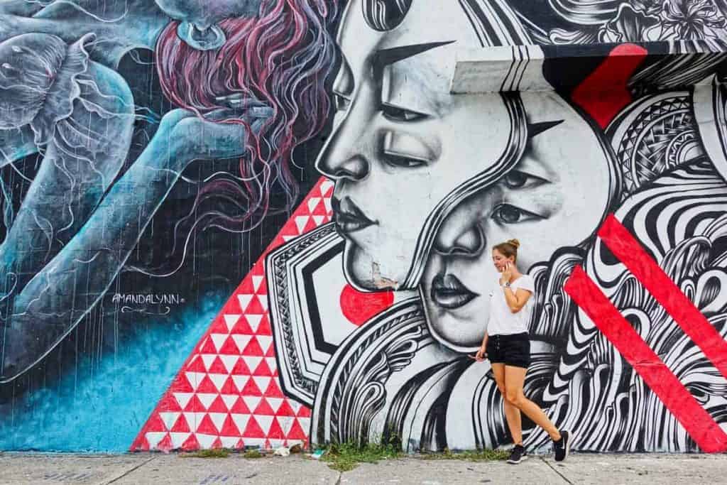buntes Grafiti mit Martina in Wynwood Miami