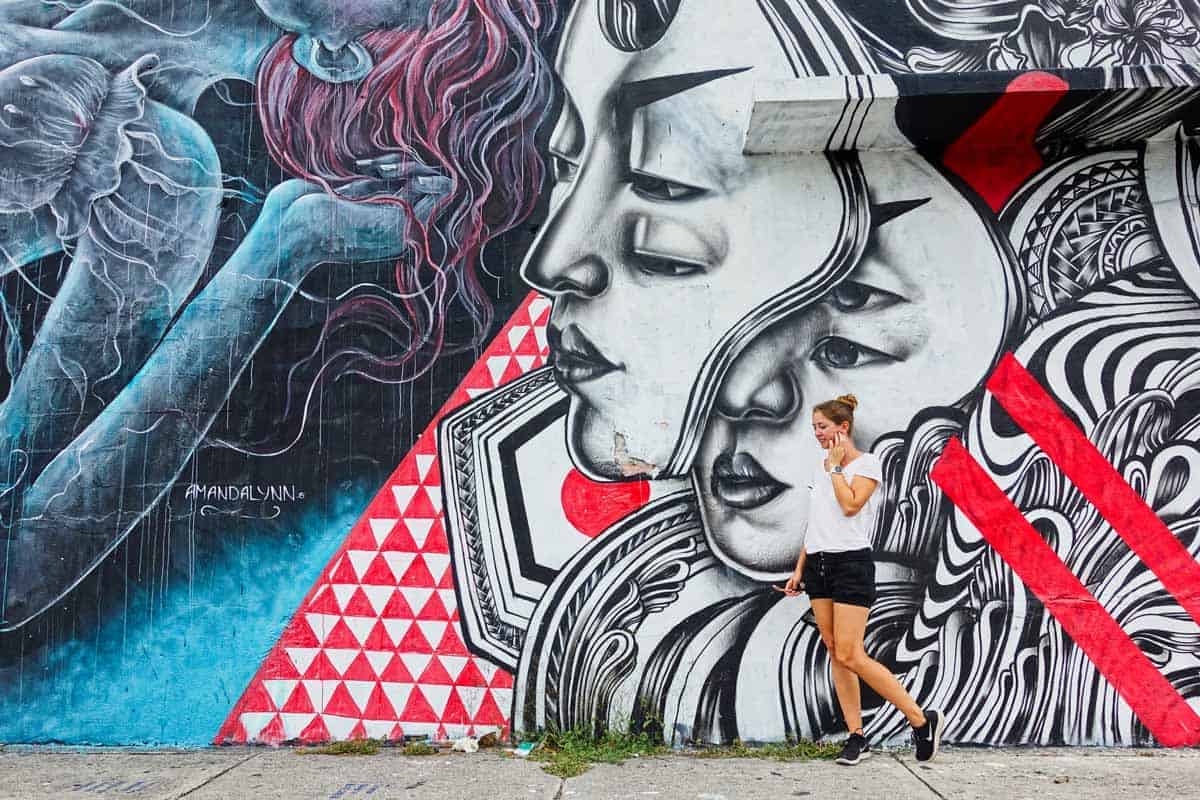 buntes Grafiti mit Martina in Wynwood Miami