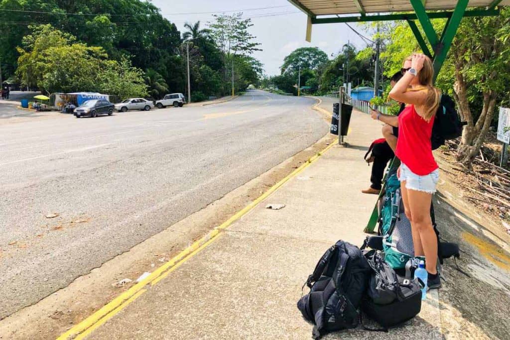 Reisende warten an der Panamericana in Costa Rica auf den Bus