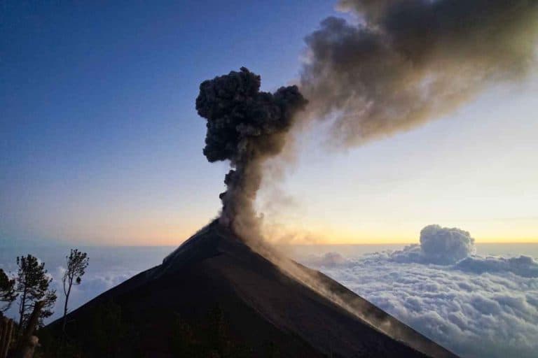 Vulkanausbruch des El Fuego bei Sonnenuntergang