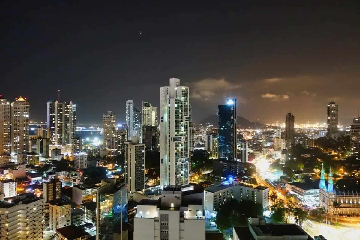 Die Skyline von Panama City bei Nacht