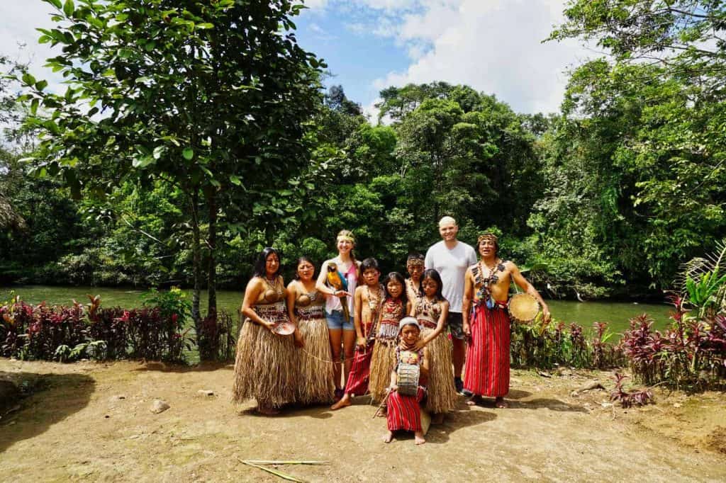 Die Familie Uhuy Wasi zeigt Touristen die traditionellen Gewänder der indigenen Bevölkerung