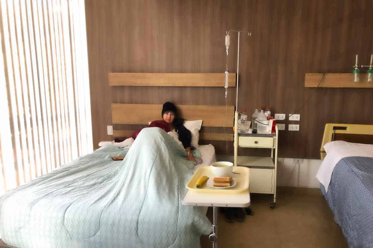 Eine Frau liegt in Cusco Peru in einem Bett im Krankenhaus