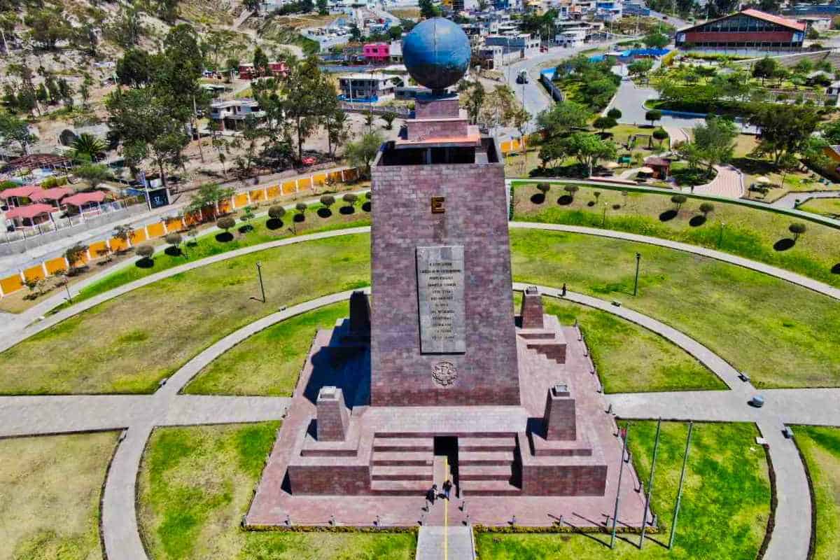 Das Monument das den Äquator in Mitad del Mundo markiert besteht aus einem Sockel und einer Kugel