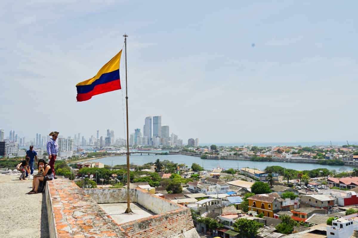 Die Kolumbianische Flagge weht auf einem Berg vor der Skyline von Cartagena