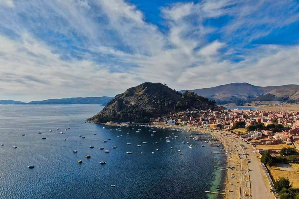 Drohnenaufnahme von Copacabana Strand und Titicaca See