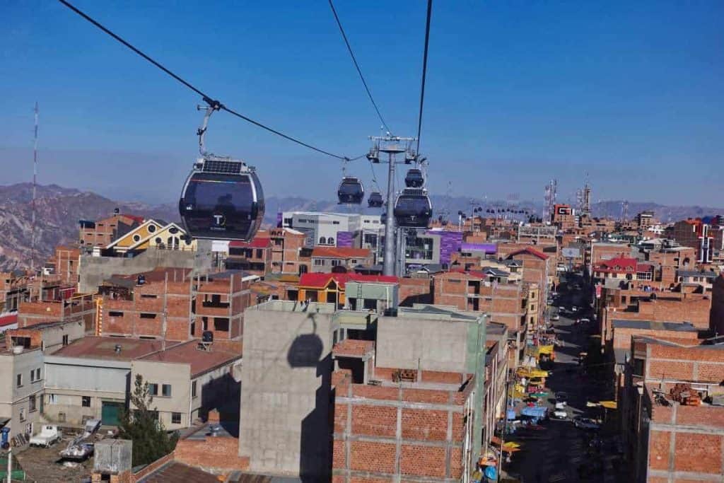 Seilbahn Gondeln über den Dächern von La Paz und El Alto