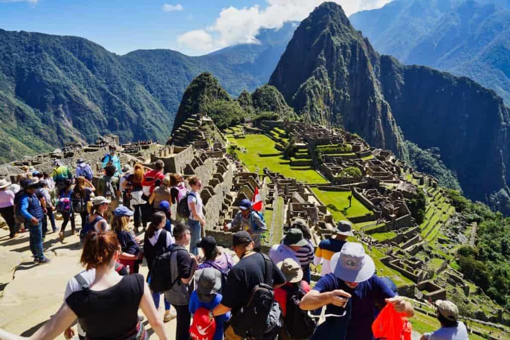 Touristen in der Inka Ruine Machu Picchu in Peru