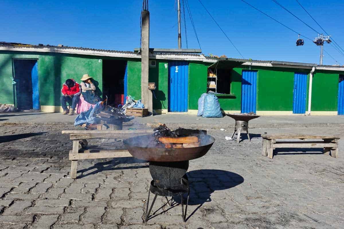 Ein Lagerfeuer brennt am Hexenmarkt in Bolivien in El Alto bei La Paz