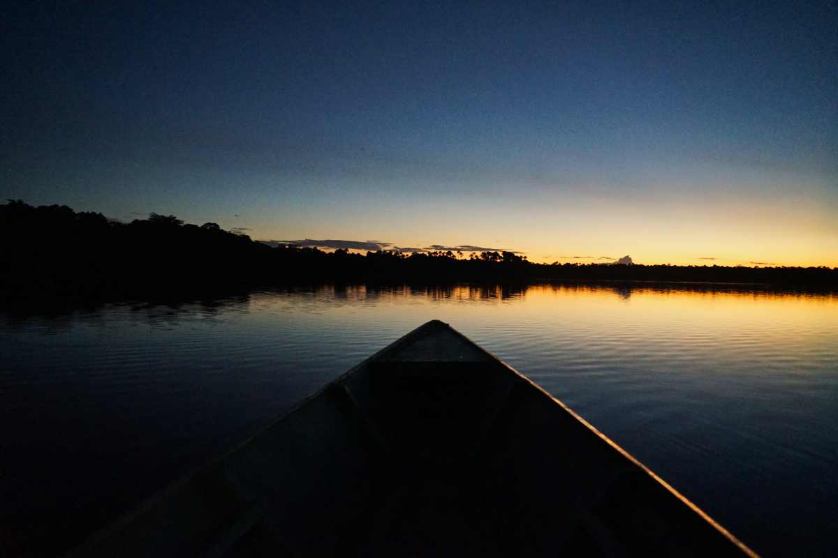 Sonnenaufgang am Lake Sandoval in Peru nahe Tambopata bei einer Bootsfahrt fotografiert