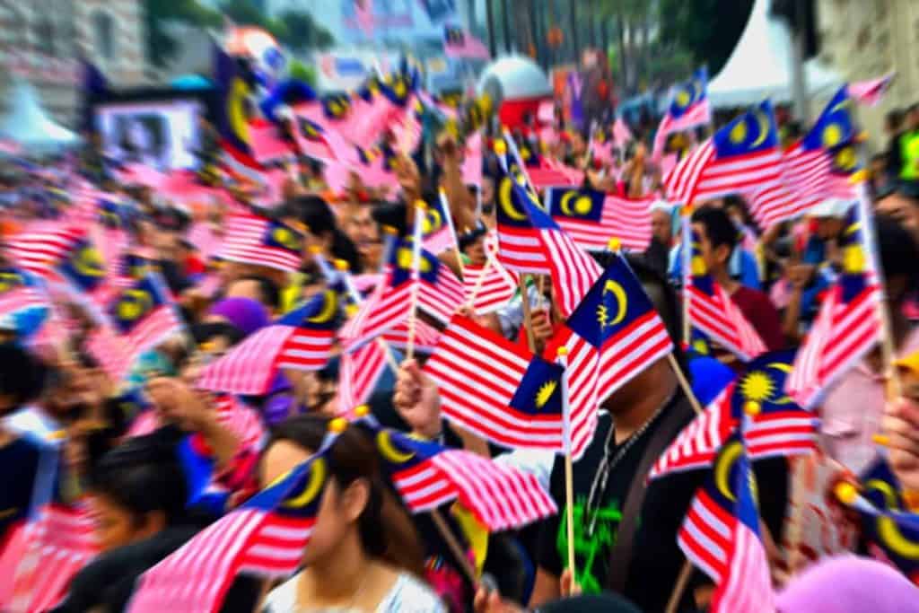 Menschenmenge schwänkt die malaysische Flage