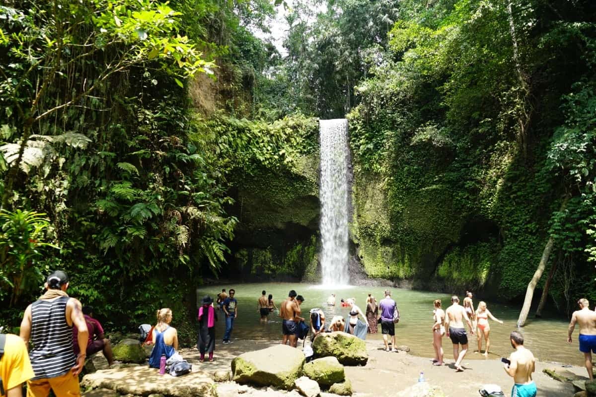 Touristen am Tibumana Wasserfall in Bali