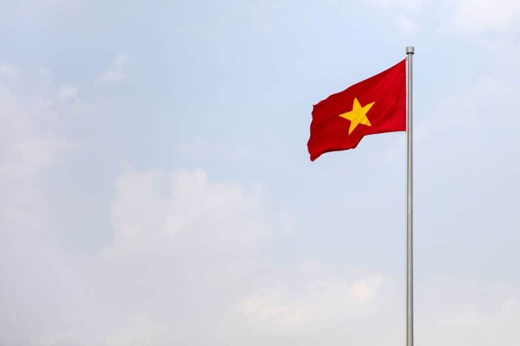 Die Flagge von Vietnam an einem Fahnenmasten