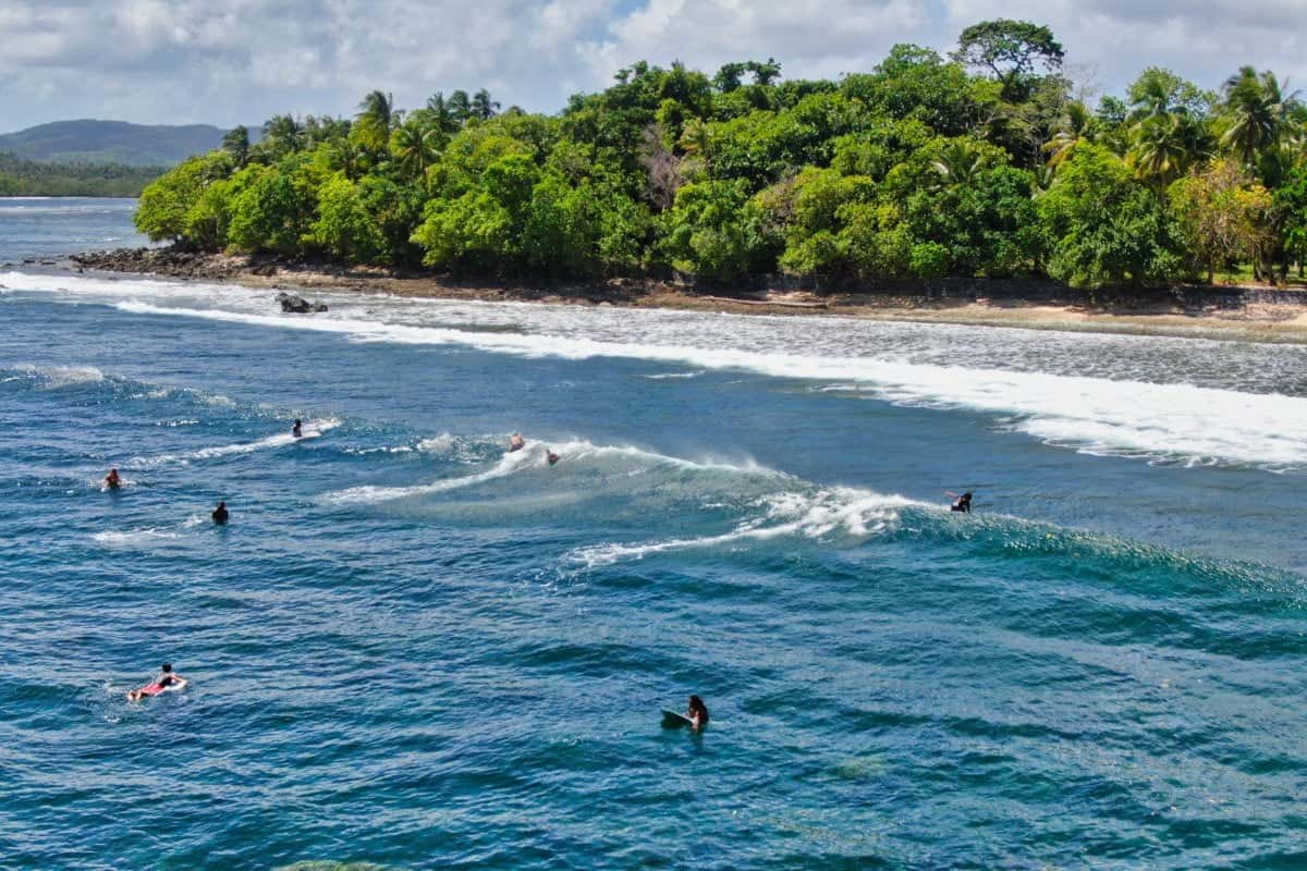 Surfer vor Siargao auf den Philippinen