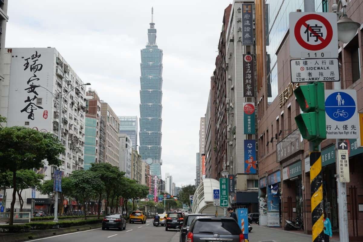 Straße in Taipeh mit Taipeh 101