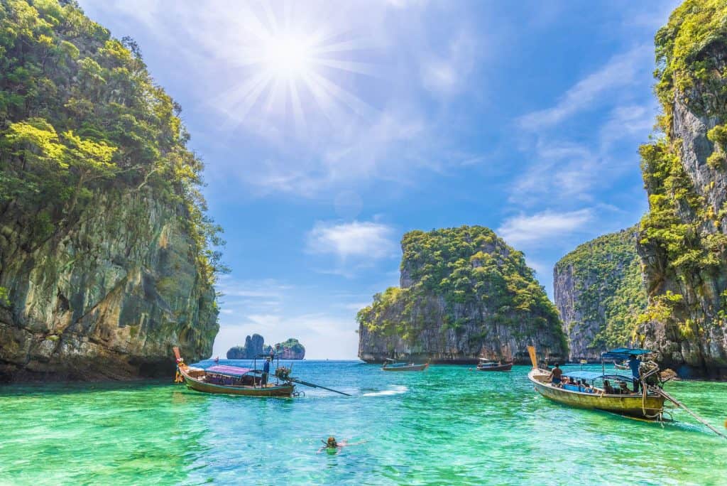 Azurblaues Wasser zwischen steil aufragenden Inseln in Thailand