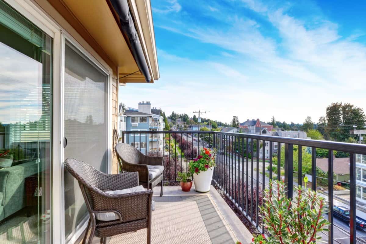 Ein gemütlicher Balkon mit Blumen löst bei vielen auch schon Urlaubsgefühle aus