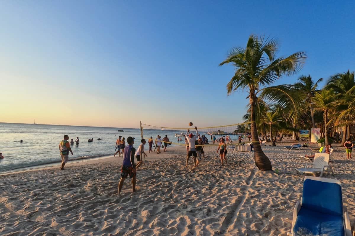 Menschen spielen Volleyball am Strand von Roatan