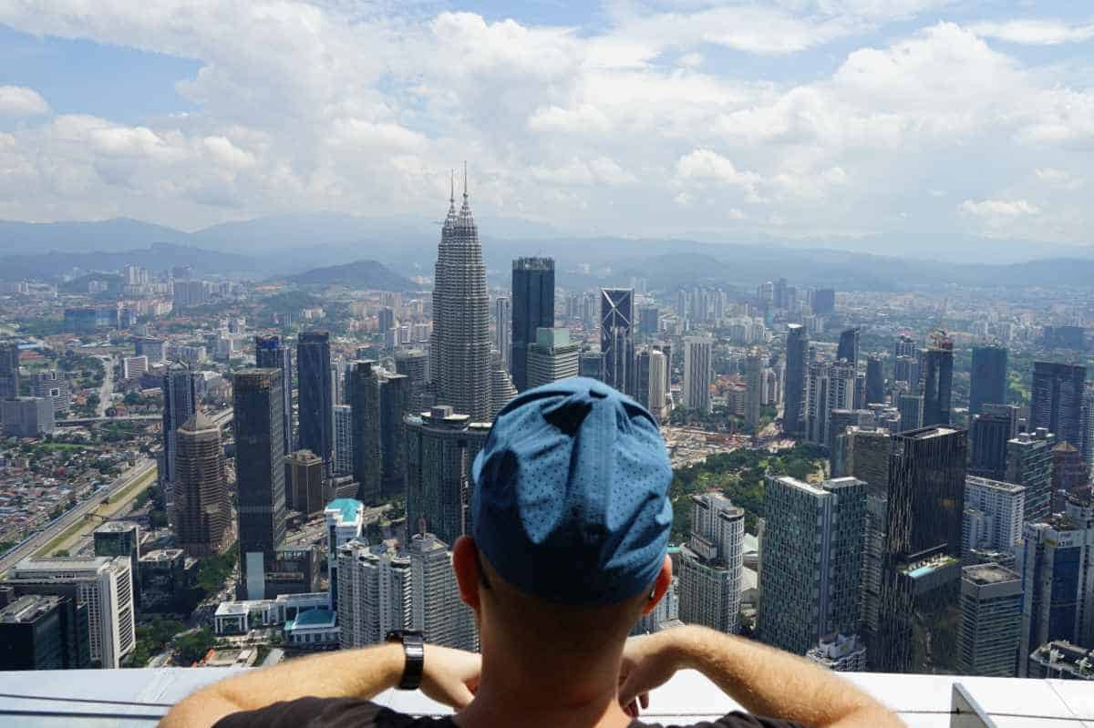 Ein Mann sieht von einer Skybar auf die Skyline von Kuala Lumpur, der Hauptstadt von Malaysia