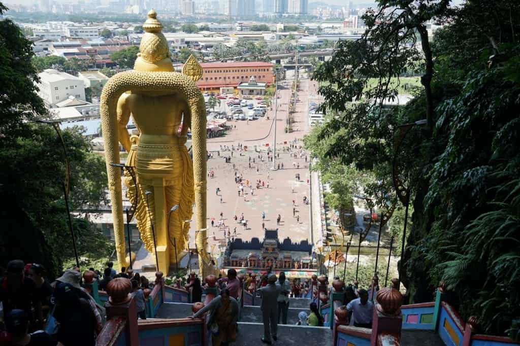 Eine große goldene Statue ziert den Eingang der Batu Cave in einem Vorort von Kuala Lumpur in Malaysia