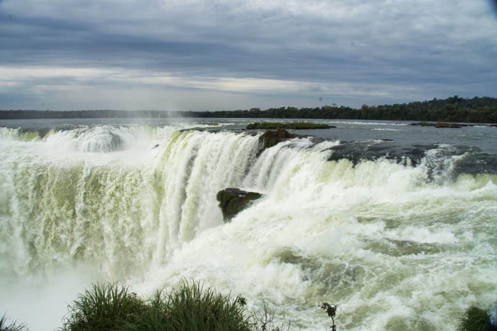 laute Iguazú-Wasserfälle