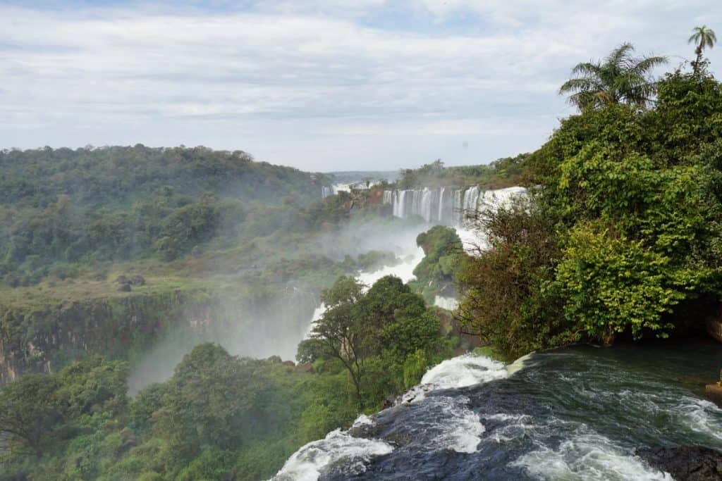 Iguazú-Wasserfälle mit Gischt