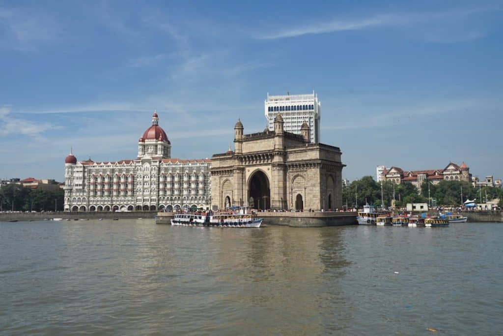 Taj Mahal Palace Hotel und Gateway of India im Hafen von Mumbai