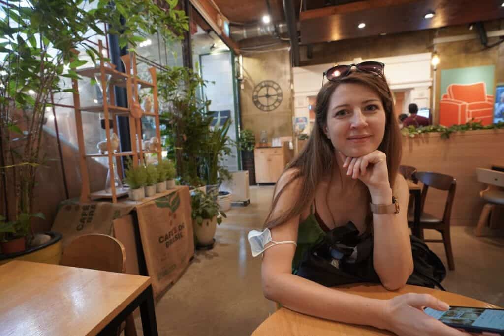 Frau wartet auf Kaffee in Cafe in Seoul