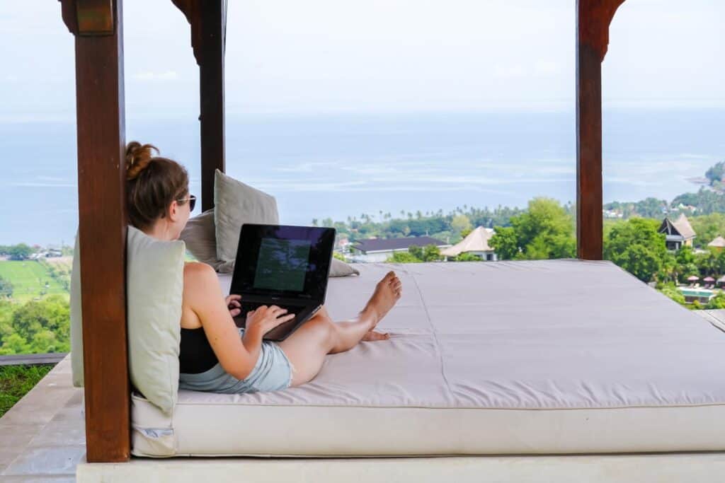 Frau arbeitet am Laptop auf Bali