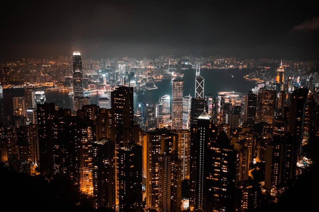 Weitwinkel Blick über Hongkong vom Victoria Peak bei Nacht